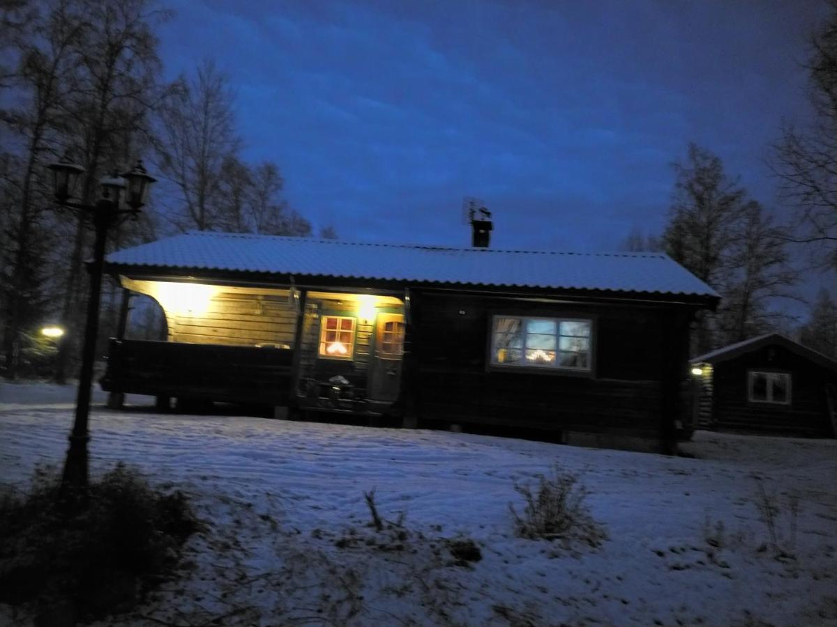 Mysig Timmerstuga Vid Sjoen Bjoerken 34 Roennsudden Grangarde Exterior photo